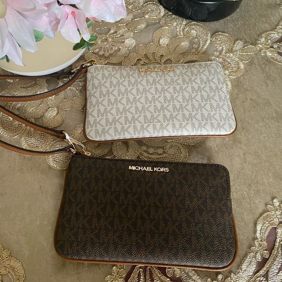 Michael Kors wristlet - Picture 9 of 12